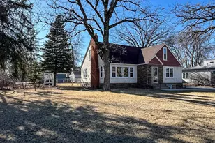 305 Kneale Ave N, Thief River Falls, MN 56701 - Photo 2