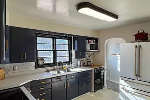 305 Kneale Ave N, Thief River Falls, MN 56701 - Photo 12