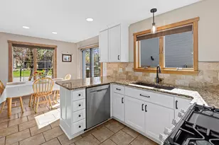 890 Winterberry Ct, Woodbury, MN 55125 - Photo 12