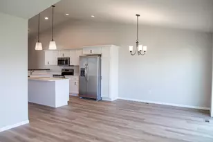 6709 Meadow View Dr S, Fargo, ND 58104 - Photo 10