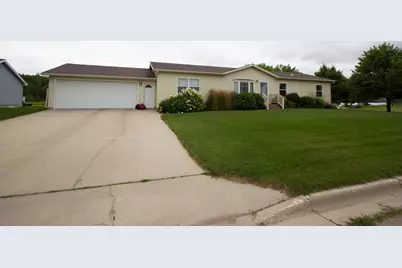 932 Spruce Avenue S, Thief River Falls, MN 56701 - Photo 1