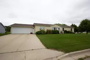 932 Spruce Ave S, Thief River Falls, MN 56701 - Photo 1