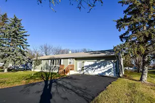 302 Sherwood Ave N, Thief River Falls, MN 56701 - Photo 2