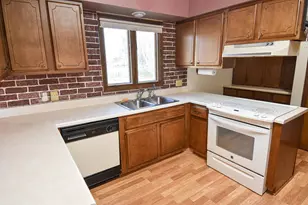 302 Sherwood Ave N, Thief River Falls, MN 56701 - Photo 14