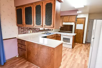 302 Sherwood Avenue N, Thief River Falls, MN 56701 - Photo 10