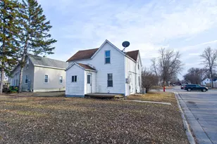 715 8th St E, Thief River Falls, MN 56701 - Photo 4