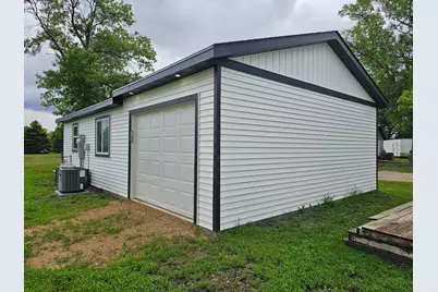 201 1/2 10th Avenue SE, Pipestone, MN 56164 - Photo 4