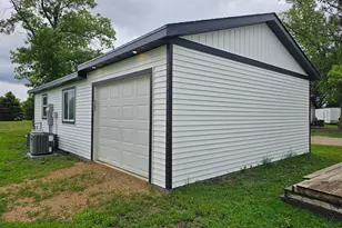 201 1/2 10th Ave SE, Pipestone, MN 56164 - Photo 4