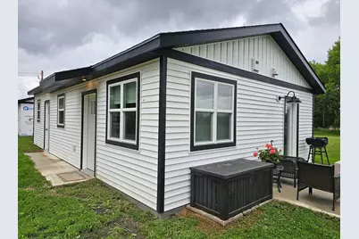 201 1/2 10th Avenue SE, Pipestone, MN 56164 - Photo 1