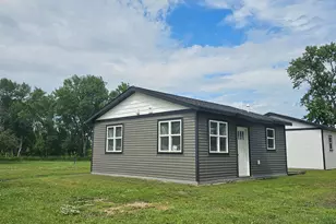 201 10th Ave SE, Pipestone, MN 56164 - Photo 1