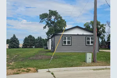 201 10th Avenue SE, Pipestone, MN 56164 - Photo 2