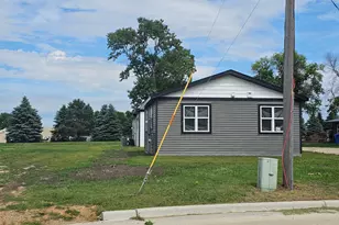 201 10th Ave SE, Pipestone, MN 56164 - Photo 2