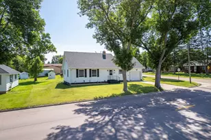 727 S Peck St, Fergus Falls, MN 56537 - Photo 1