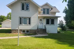 313 E 2nd St, Hills, MN 56138 - Photo 1