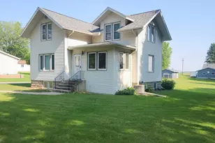 313 E 2nd St, Hills, MN 56138 - Photo 2