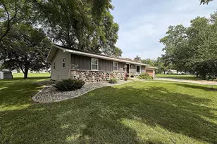 112 Orchard Cir, Montevideo, MN 56265 - Photo 8