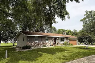 112 Orchard Cir, Montevideo, MN 56265 - Photo 2