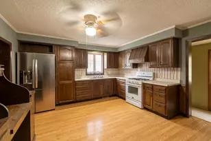 421 S Moore St, Blue Earth, MN 56013 - Photo 6