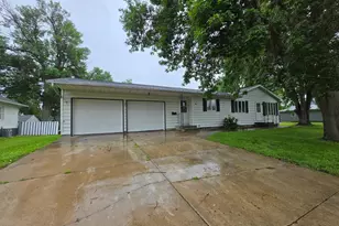 305 W 3rd St, Winthrop, MN 55396 - Photo 2
