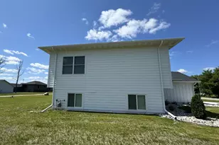 516 Washington St SE, Warroad, MN 56763 - Photo 4