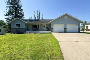 915 W Stanton Ave, Fergus Falls, MN 56537 - Photo 1