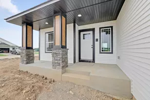 909 Acorn Ct, Hudson, WI 54016 - Photo 4