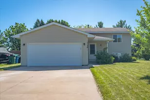 1140 Carriage Hills Dr S, Cambridge, MN 55008 - Photo 1