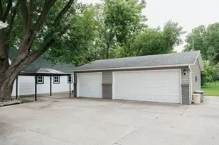 223 W 10th St, Fairmont, MN 56031 - Photo 2