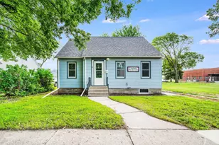 906 N Prairie Ave, Fairmont, MN 56031 - Photo 1