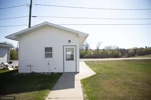 225 Lincoln Ave, Crookston, MN 56716 - Photo 2