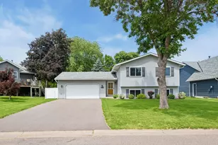 5533 Golfview Ln N, Oakdale, MN 55128 - Photo 2