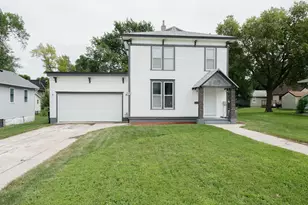 613 S Galbraith St, Blue Earth, MN 56013 - Photo 1