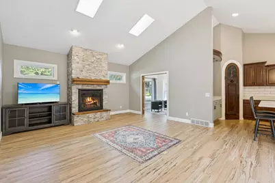 616 Brown Street SW, Hutchinson, MN 55350 - Photo 2