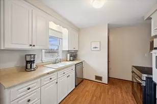 8213 Quinn Rd, Bloomington, MN 55437 - Photo 10