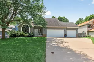 2136 Parkview Ln, Woodbury, MN 55125 - Photo 1
