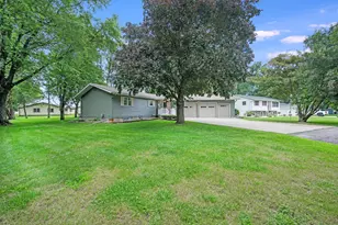 630 E 13th St, Blue Earth, MN 56013 - Photo 2