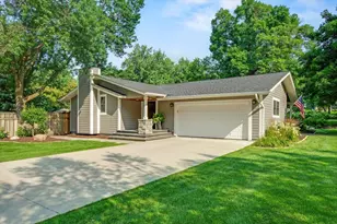 5536 Mirror Lakes Dr, Edina, MN 55436 - Photo 2