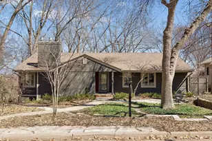 590 Montcalm Pl, Saint Paul, MN 55116 - Photo 1