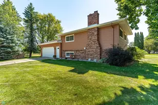 2925 Edgewood Dr N, Fargo, ND 58102 - Photo 4