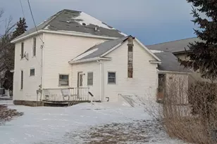 143 1st Ave SE, Wells, MN 56097 - Photo 2