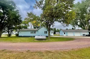 32540 Paul Ave, Worthington, MN 56187 - Photo 2