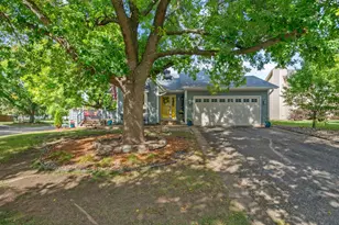 1067 Hummingbird Ln, Eagan, MN 55123 - Photo 2