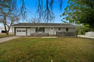125 W Raven St, Belle Plaine, MN 56011 - Photo 1