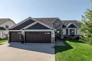 1424 Hillside Ct, Sauk Rapids, MN 56379 - Photo 2