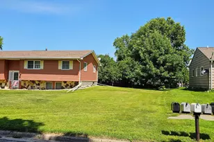 402 E 2nd St N, Truman, MN 56088 - Photo 2