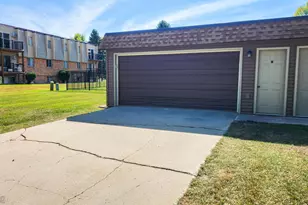 1402 E Gateway Cir S, Fargo,  58103 - Photo 36