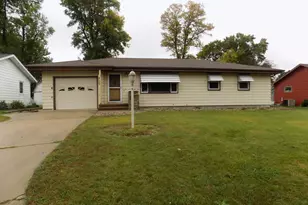 906 Reid St, Lakefield, MN 56150 - Photo 1