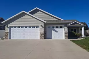 611 33rd St N, Moorhead, MN 56560 - Photo 1