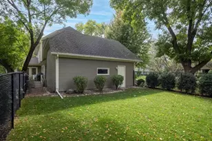 2711 Bent Tree Cir, Hopkins, MN 55305 - Photo 8