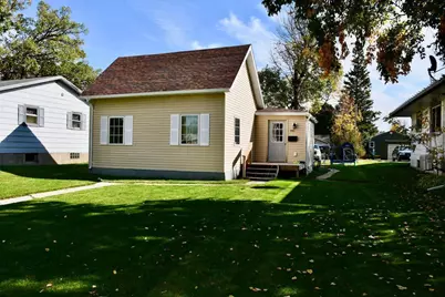 110 Crocker Avenue S, Thief River Falls, MN 56701 - Photo 2